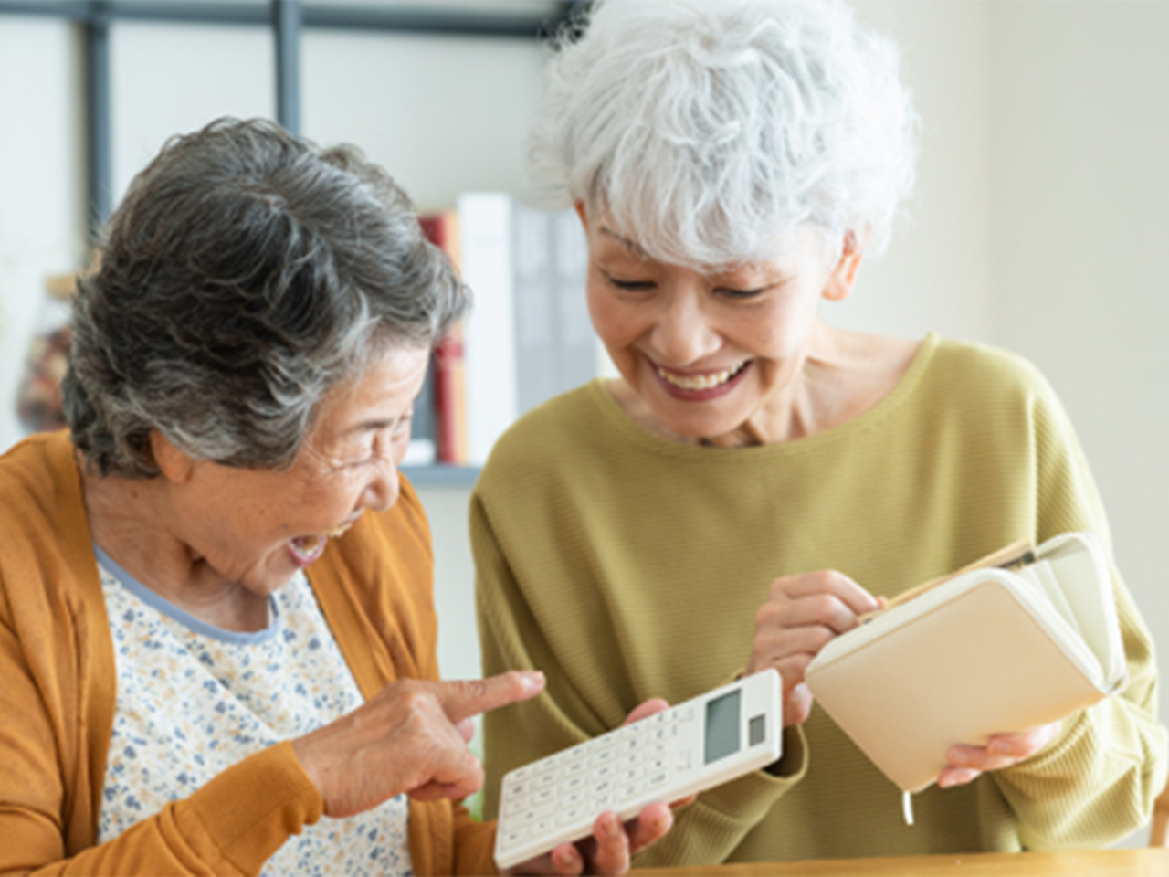 笑顔で話す70代女性2名