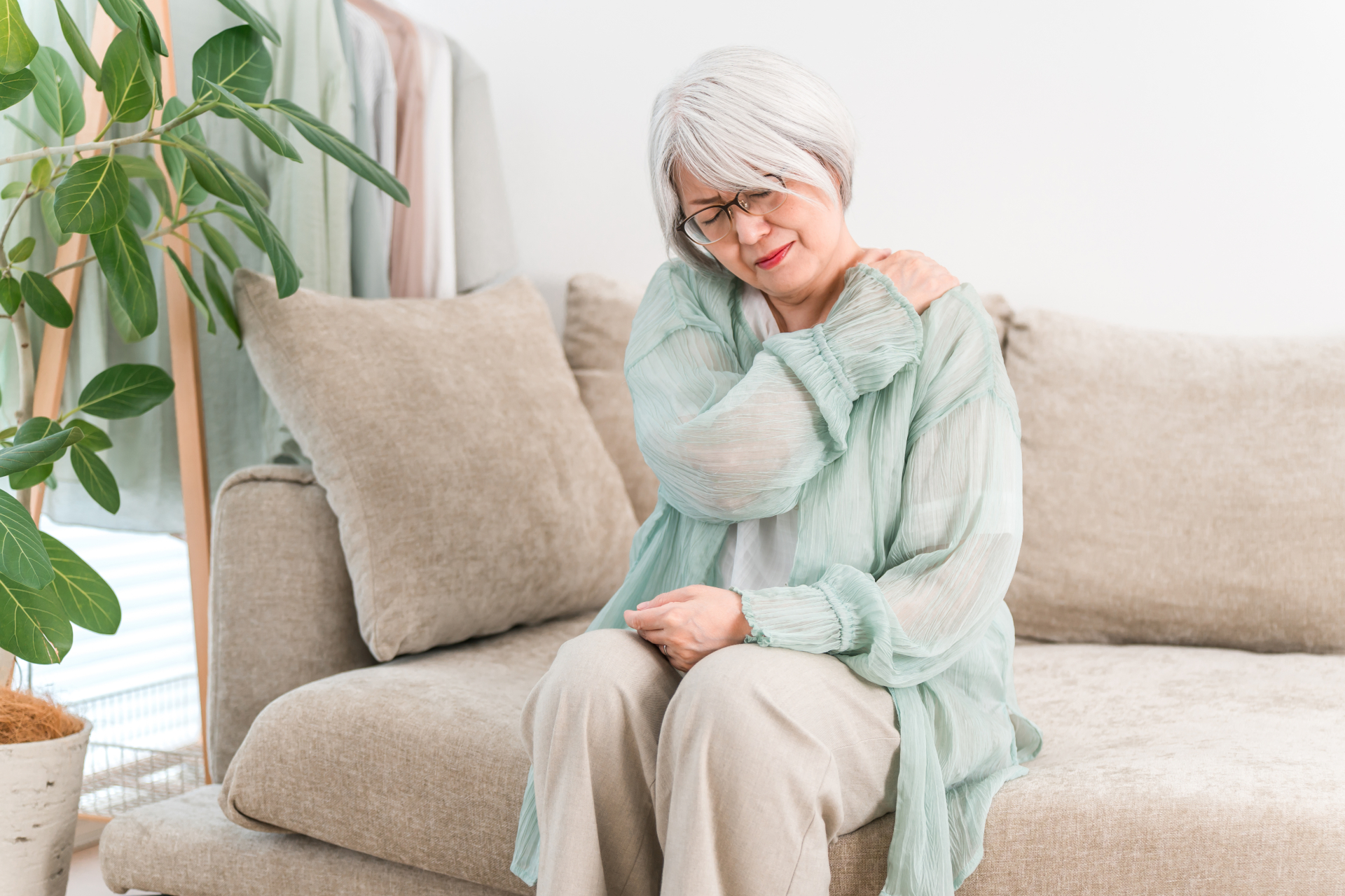 肩こりがひどくて悩んでいる60代女性