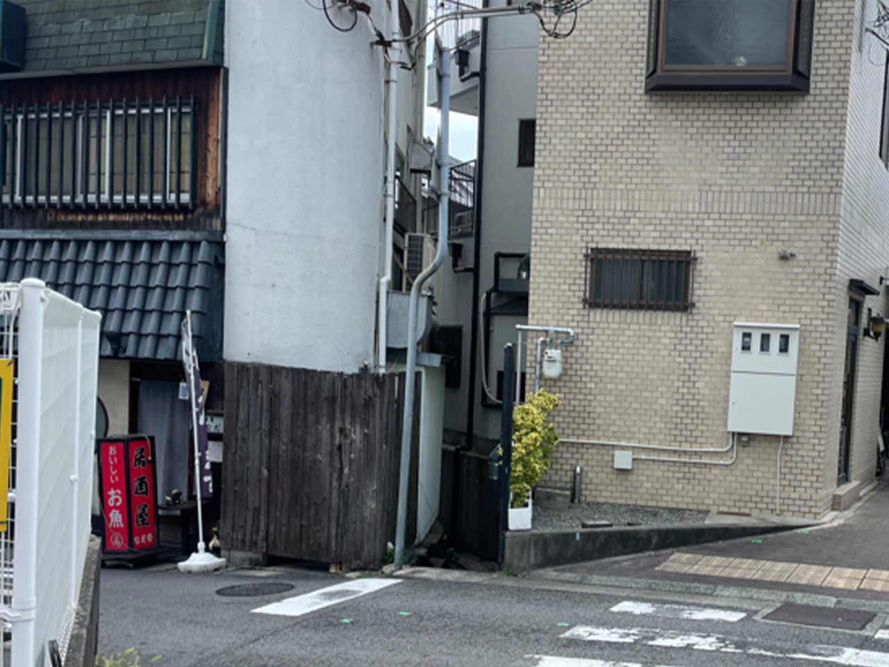 居酒屋を目印に左折する場所